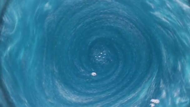 Primo piano di champagne azzurro insolito con particelle lucenti. Filmati delle scorte. Deliziosa bevanda alcolica in movimento vorticoso. — Video Stock