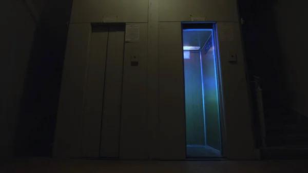 As portas do elevador abrem e fecham em um piso vazio com luzes de discoteca piscando dentro, conceito de festa. Imagens de stock. Elevadores incomuns dentro do clube noturno. — Fotografia de Stock