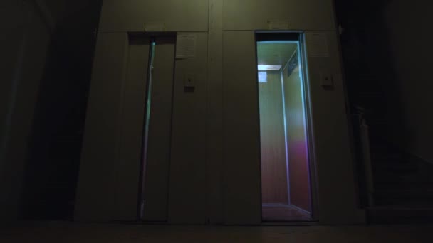 Les portes de l'ascenseur s'ouvrent et se ferment sur un plancher vide avec des lumières disco clignotantes à l'intérieur, concept de fête. Images d'archives. Ascenseurs inhabituels à l'intérieur boîte de nuit. — Video