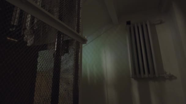 Un ascenseur vintage monte dans un vieux bâtiment sombre. Images d'archives. Vue à l'intérieur d'une maison entrée d'un ascenseur avec grille en fer. — Video