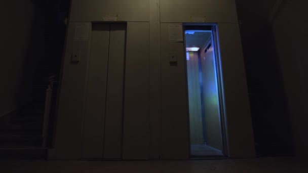 Les portes de l'ascenseur s'ouvrent et se ferment sur un plancher vide avec des lumières disco clignotantes à l'intérieur, concept de fête. Images d'archives. Ascenseurs inhabituels à l'intérieur boîte de nuit. — Video