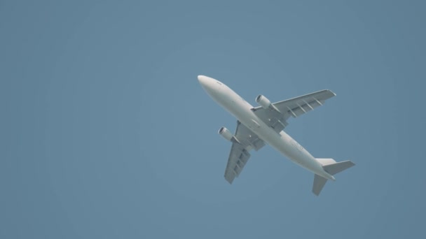 Avión volando en fondo azul cielo limpio, vista inferior. Acción. Airbus volando en el cielo, concepto de transporte. — Vídeos de Stock