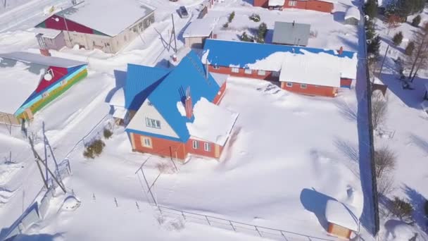 Vista aérea de casas de tijolo grandes e pequenas em um dia ensolarado de inverno. Clipe. O solo é coberto por neve branca limpa, conceito de ecologia. — Vídeo de Stock