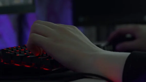 Bilgisayar klavyesi ve fare kullanarak profesyonel siber sporcu ellerini kapat. Stok görüntüleri. Bir video oyunu oynarken erkek eli, boş zaman kavramı. — Stok fotoğraf