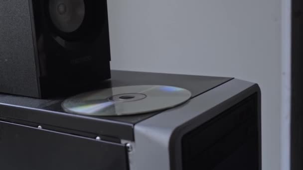 Gros plan des détails des unités informatiques fixes. Images d'archives. Unité système avec haut-parleur sonore et disque cd sur son panneau supérieur. — Video