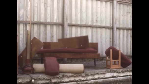 Aire d'élimination des ordures avec mobilier rétro. Images d'archives. Jeter canapé, chaise et tiroirs en bois à l'ancienne. — Video