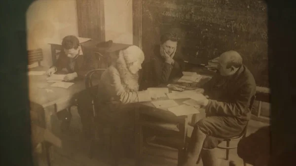 Russia - Mosca, 04.10.2021: vecchie foto di persone comuni al lavoro o durante gli studi. Filmati delle scorte. Retrospettiva della vita quotidiana degli uomini e delle donne dell'URSS. — Foto Stock