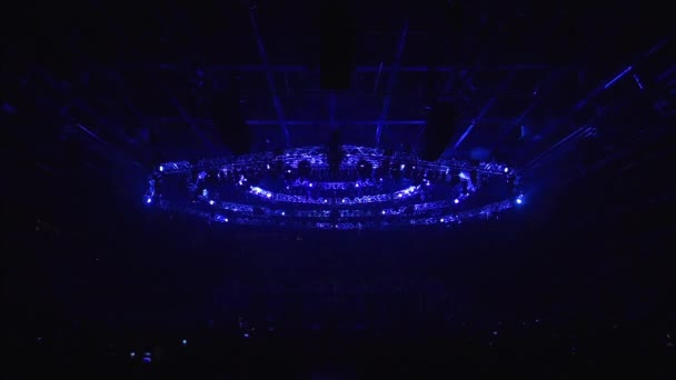 Muitos dispositivos de iluminação no palco vazio da sala de concertos. Imagens de stock. Estroboscópios claros cintilantes azuis e roxos antes do concerto ou do evento. — Vídeo de Stock