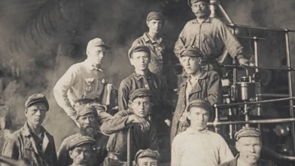 Russia - Mosca, 04.10.2021: vecchie foto di persone comuni al lavoro o durante gli studi. Filmati delle scorte. Retrospettiva della vita quotidiana degli uomini e delle donne dell'URSS. — Foto Stock