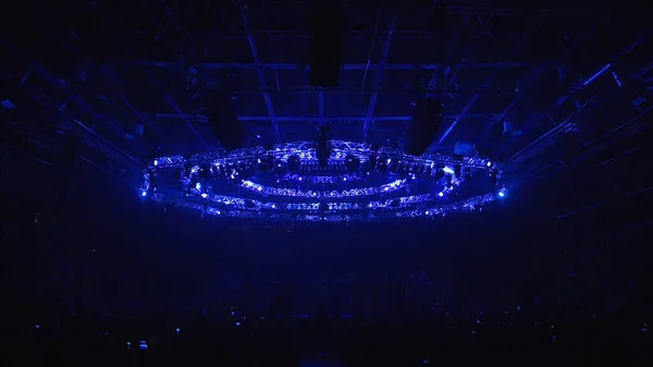Muchos dispositivos de iluminación en el escenario vacío de la sala de conciertos. Imágenes de archivo. Luces brillantes azules y púrpuras antes del concierto o del evento. — Foto de Stock