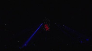 Konser salonunun boş sahnesinde birçok aydınlatma cihazı var. Stok görüntüleri. Konserden ya da etkinlikten önce mavi ve mor yanıp sönen ışıklar.