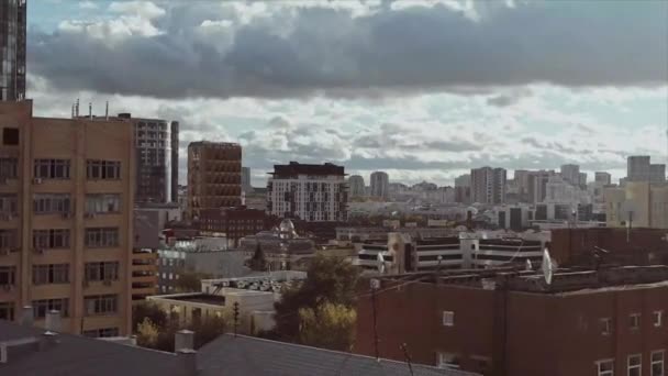 Flygfoto över en stadskärna med vackra kontorsbyggnader och bostäder flervåningshus. Lagerbilder. Cityscape på molnig himmel bakgrund. — Stockvideo