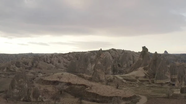 Rocas del valle de Rose en Capadocia, Turquía. Acción. Vista aérea de un fenómeno natural impresionante, valle de formaciones rocosas. — Foto de Stock
