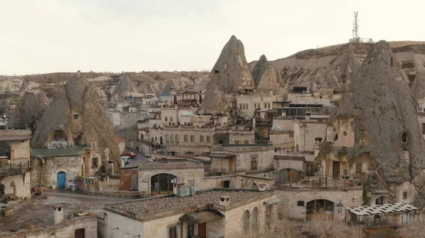 Вапнякові печери і будинки, Каппадокія, Туреччина. Почали. Дивовижні природні гори та стародавня архітектура. — стокове фото