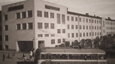 Rusya - Ekaterinburg, 04.14.2021: Sverdlovsk şehri ve üniversite binaları SSCB döneminde. Stok görüntüleri. Erkek ve bayan öğrenciler ve profesörler klasik çekimler yapıyorlar.