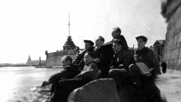 Russia - Ekaterinburg, 04.14.2021: vecchie foto in bianco e nero di studenti universitari e giovani scienziati in URSS. Filmati delle scorte. Uomini e donne sovietici intelligenti su foto retrò animate. — Foto Stock