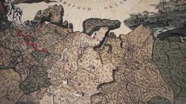 Animasyon haritası çelik fabrikalarının ya da fabrikaların yerlerini gösteriyor. Stok görüntüleri. Sanayileşmenin görselleştirilmesi, haritadaki fabrikaların simgeleri ve bacaları tüten bir fabrikanın geçmişe dönük görüntüsü..