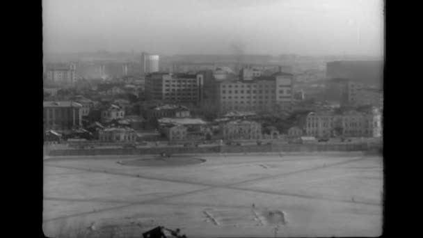 Retro-Luftaufnahme der Stadt Swerdlowsk und des schneebedeckten Flusses Iset zu Zeiten der UdSSR. Archivmaterial. Historische Schwarz-Weiß-Materialien sowjetischer Städte. — Stockvideo