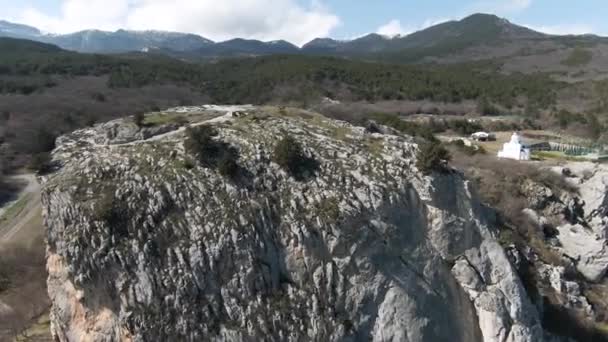 一个令人印象深刻的空中图片一组高岩在夏天。开枪了以高山谷地为背景的绿植物覆盖着野生岩层的自然景观. — 图库视频影像