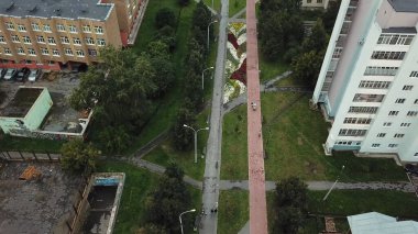 Farklı evler boyunca uzanan bir şehir vadisinin havadan görünüşü. Stok görüntüleri. Eski moda çok katlı binalar. Bir yaz günü, bir kasabanın uyuma bölgesinde..