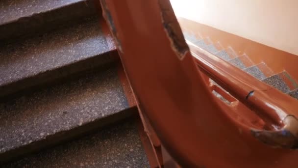 Zamknij drewniane, staromodne balustrady i schody wewnątrz domu. Materiał filmowy. Widok z góry schodów granitowych w wejściu do starego domu i balustrady z pęknięciami. — Wideo stockowe