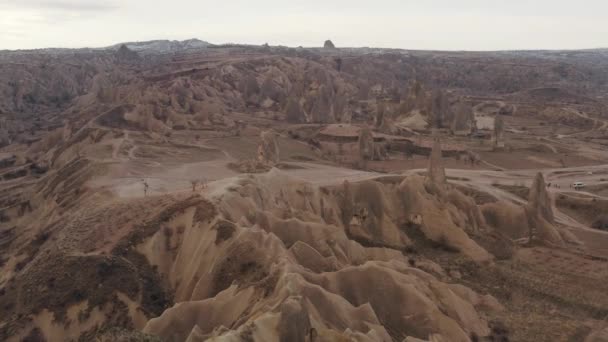 Πέτρες της κοιλάδας Ρόουζ στην Καππαδοκία της Τουρκίας. Πάμε. Αεροφωτογραφία ενός φυσικού φαινομένου που κόβει την ανάσα, βραχώδεις σχηματισμοί κοιλάδα. — Αρχείο Βίντεο