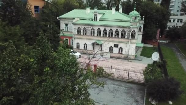 九世纪经典商厦的空中景观.库存录像。俄罗斯叶卡捷琳堡，Agafurovy兄弟的房子，复盖着绿色屋顶的白色两层建筑. — 图库视频影像