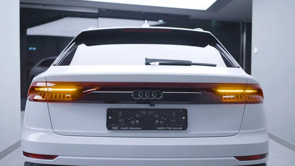 ΡΩΣΙΑ, Μόσχα - ΑΠΡΙΛΙΟΣ, 2020: Πίσω όψη του νέου ακριβού αυτοκινήτου. Πάμε. Κομψό πίσω φώτα του νέου αυτοκινήτου από Audi. Νέο μοντέλο Audi με όμορφα φώτα — Φωτογραφία Αρχείου