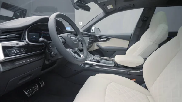 Duitsland, Berlijn - april 2021: Duur interieur van een nieuwe modelauto. Actie. Nieuwe luxe auto van Audi in de showroom. Nieuwe auto interieur met witte stoelen — Stockfoto