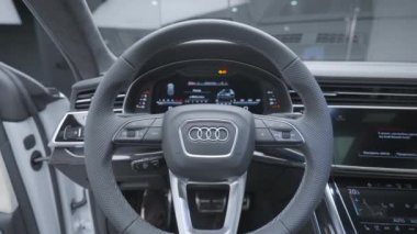 Almanya, Berlin - Nisan 2021: Audi araba direksiyonu. Başla. Audi 'nin yeni arabasının lüks ve çok işlevli iç mekanı. İçi elektronik ekranlı ön panel.