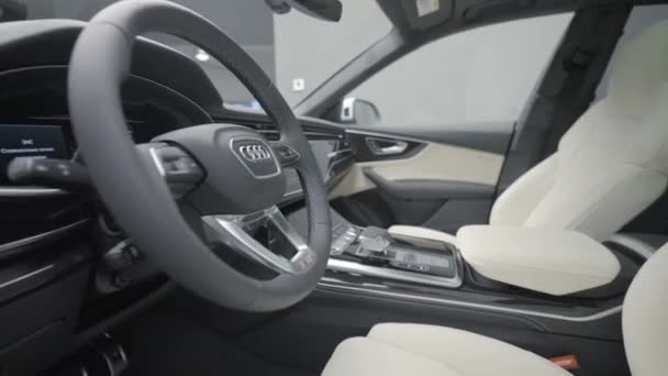 Tyskland, Berlin - april 2021: Dyr interiör i ny modellbil. Börja. Ny lyxbil från Audi i showroom. Ny bilinredning med vita säten — Stockvideo