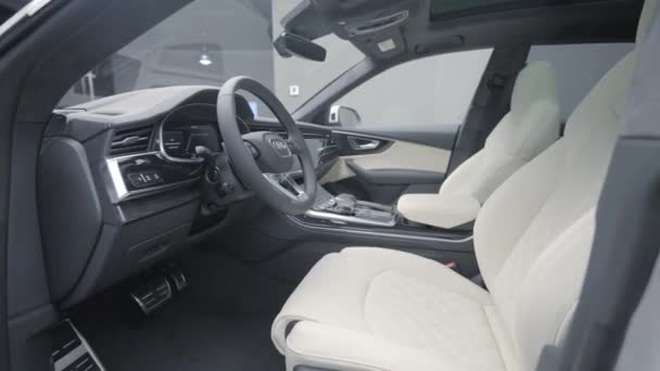 Allemagne, Berlin - Avril 2021 : Intérieur cher de la nouvelle voiture modèle. L'action. Nouvelle voiture de luxe Audi en salle d'exposition. Intérieur de voiture neuf avec sièges blancs — Video