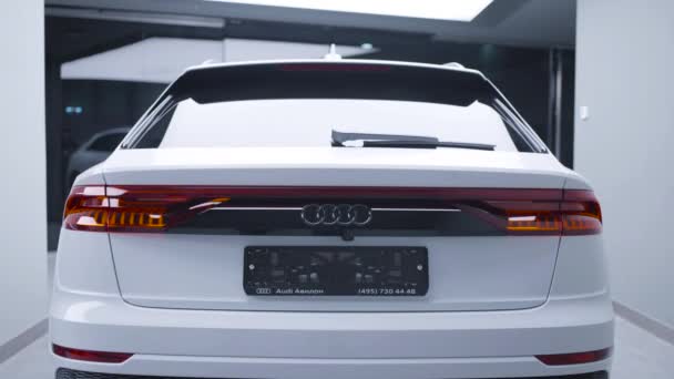 RUSSIA, MOSCA - APRILE, 2020: Vista posteriore della nuova auto costosa. Azione. Luci posteriori alla moda di auto nuove da Audi. Nuovo modello Audi con bellissimi fari — Video Stock