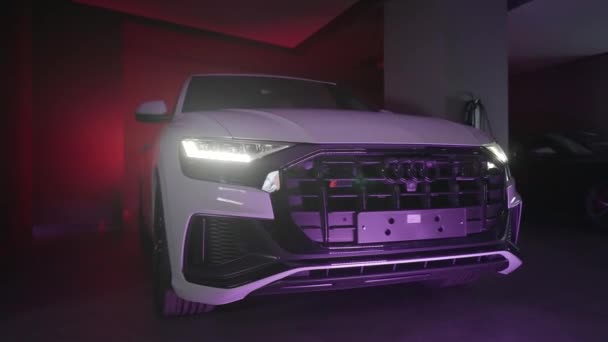 Almanya, Berlin - Nisan 2021: Fenerli lüks araba. Başla. Audi 'den parlayan farları olan güzel bir araba. Karanlık odada araba. — Stok video