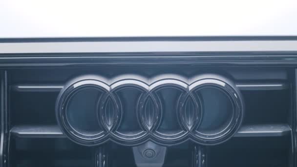 RUSSIA, MOSCOW - APRIL, 2020: Audi car sign 의 근접 사진. 행동. 아우디에서 새 차 이름이야. 새 자동차 모델의 아우디 배지 — 비디오