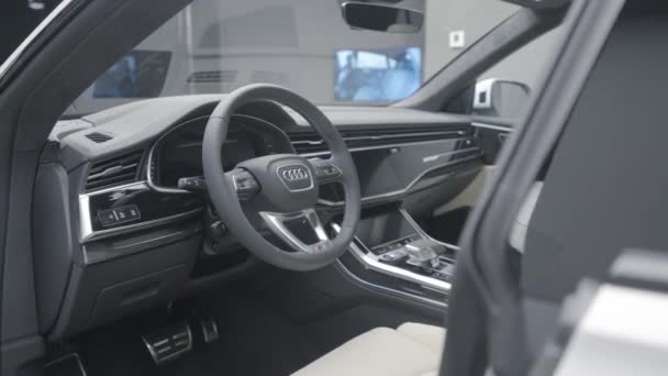 Allemagne, Berlin - Avril 2021 : Audi volant de voiture. L'action. Intérieur luxueux et multifonctionnel de voiture neuve d'Audi. Panneau avant de la voiture avec écrans électroniques à l'intérieur — Video