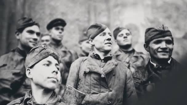 Rusia - Volgograd, 04.22.2021: tembakan vintage dari masa lalu para prajurit muda Rusia pada masa Perang Dunia Kedua. Rekaman saham. Tentara Soviet berperang melawan fasisme. — Stok Video