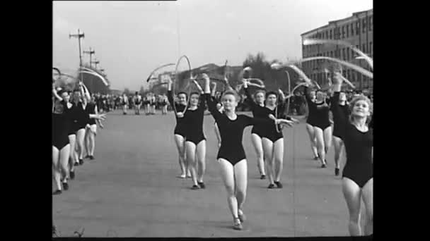 Rússia - Moscou, 04.25.2021: visão retrô do desfile de atletas realizado na URSS. Imagens de stock. Celebração ao ar livre do evento esportivo, a procissão de ginastas, lutadores, esgrimistas e jovens — Vídeo de Stock