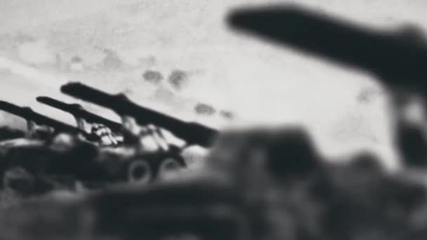 Russia - Moscow, 04.22.2021: retro black and white photos of the Great Patriotic War times. Imágenes de archivo. Tiros vintage de soldados y maquinaria y tanques. — Vídeo de stock
