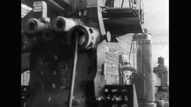 Rusko - Novosibirsk, 04.25.2021: Inženýři pracují ve vojenské továrně za použití těžkých strojů pro výrobu zbraní. Záběry ze skladu. Retro video materiály z dob Velké vlastenecké války. — Stock video
