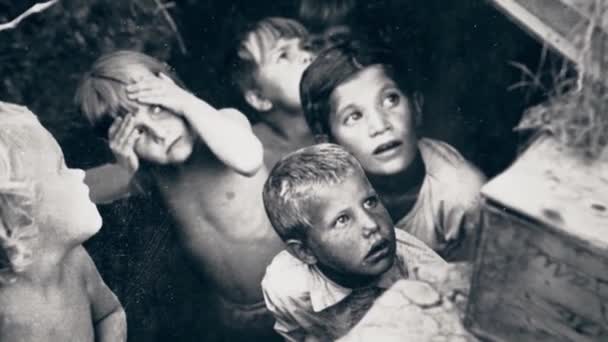 Rússia - Moscou, 04.24.2021: terríveis fotos retrô de pobres crianças famintas durante os tempos da Grande Guerra Patriótica. Imagens de stock. Meninos e meninas têm que trabalhar nas fábricas militares para o — Vídeo de Stock