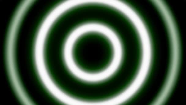 Hypnotische neonringen bewegen in golven. Animatie. Pulserende heldere ringen die neonlicht uitstralen op zwarte achtergrond. Ringen bewegen in golven en hypnotiseren het oog — Stockvideo