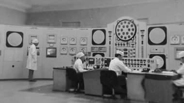 Rusya - Irkutsk, 04.25.2021: retro SSCB endüstriyel geçmişi, mühendisler ve işçiler bir fabrikada. Stok görüntüleri. Genç uzmanlar tarafından çalıştırılan eski moda makineler.. 