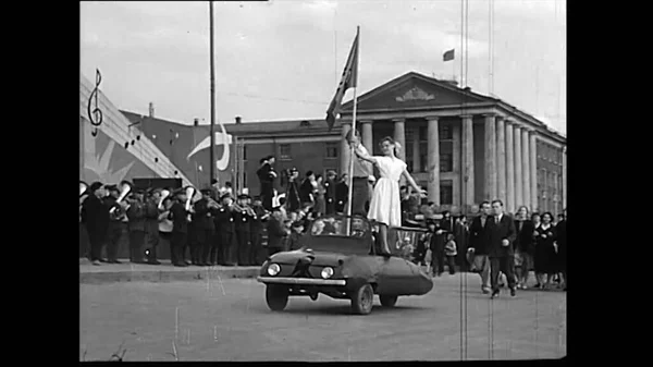 Russia - Mosca, 04.25.2021: vista retrò della parata degli atleti eseguita in URSS. Filmati delle scorte. All'aperto celebrazione di eventi sportivi, la processione di ginnaste, combattenti, schermidori e giovani — Foto Stock