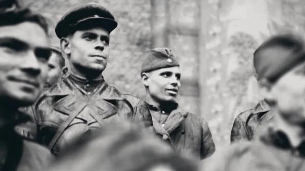 Rusland - Volgograd, 04.22.2021: vintage opnamen uit het verleden van jonge Russische soldaten tijdens de Tweede Wereldoorlog. Voorraadbeelden. Sovjet leger vecht tegen fascisme. — Stockfoto