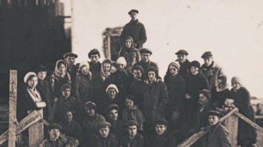 Moskova - Rusya, 04.25.2021: SSCB zamanının tek renkli retrodaki inşaat alanı. Stok görüntüleri. Büyük Vatanseverlik Savaşı 'ndan sonra şehir kalıntılarını yeniden inşa eden işçiler..