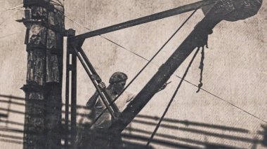 Moskova - Rusya, 04.25.2021: SSCB zamanının tek renkli retrodaki inşaat alanı. Stok görüntüleri. Büyük Vatanseverlik Savaşı 'ndan sonra şehir kalıntılarını yeniden inşa eden işçiler..