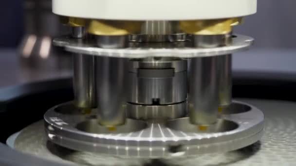 Moderno concetto di produzione e tecnologia, filatura mini centrifuga. HDR. Avvicinamento delle parti rotanti e dettagli delle apparecchiature industriali. — Video Stock