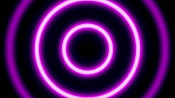 Hypnotické neonové kroužky se pohybují ve vlnách. Animace. Pulzující jasné kruhy vyzařující neonové světlo na černém pozadí. Prsteny se pohybují ve vlnách a hypnotizují oči — Stock video