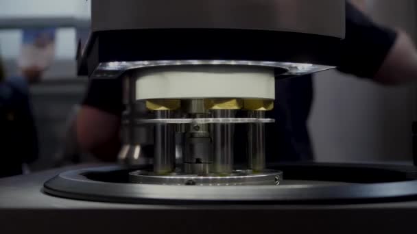 Kemisk eller medicinsk industriell bakgrund med roterande mekanism. HDR. Mini centrifug i spinning rörelse på labbet. — Stockvideo